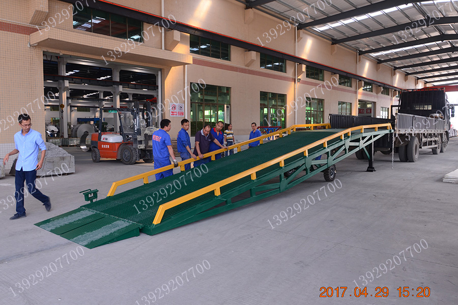惠州市金世纪铝业有限公司采购我公司移动式登车桥